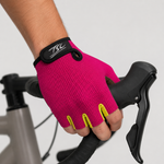 Guante corto ciclismo color fucsia oscuro y amarillo texturado