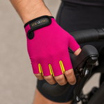 Guante corto ciclismo color fucsia oscuro y amarillo