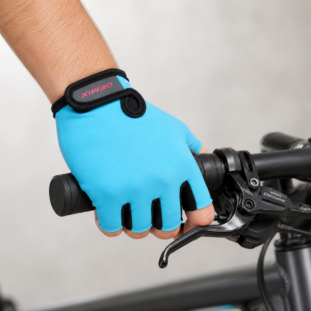 Guante corto ciclismo color azul claro con gris liso interior marrón
