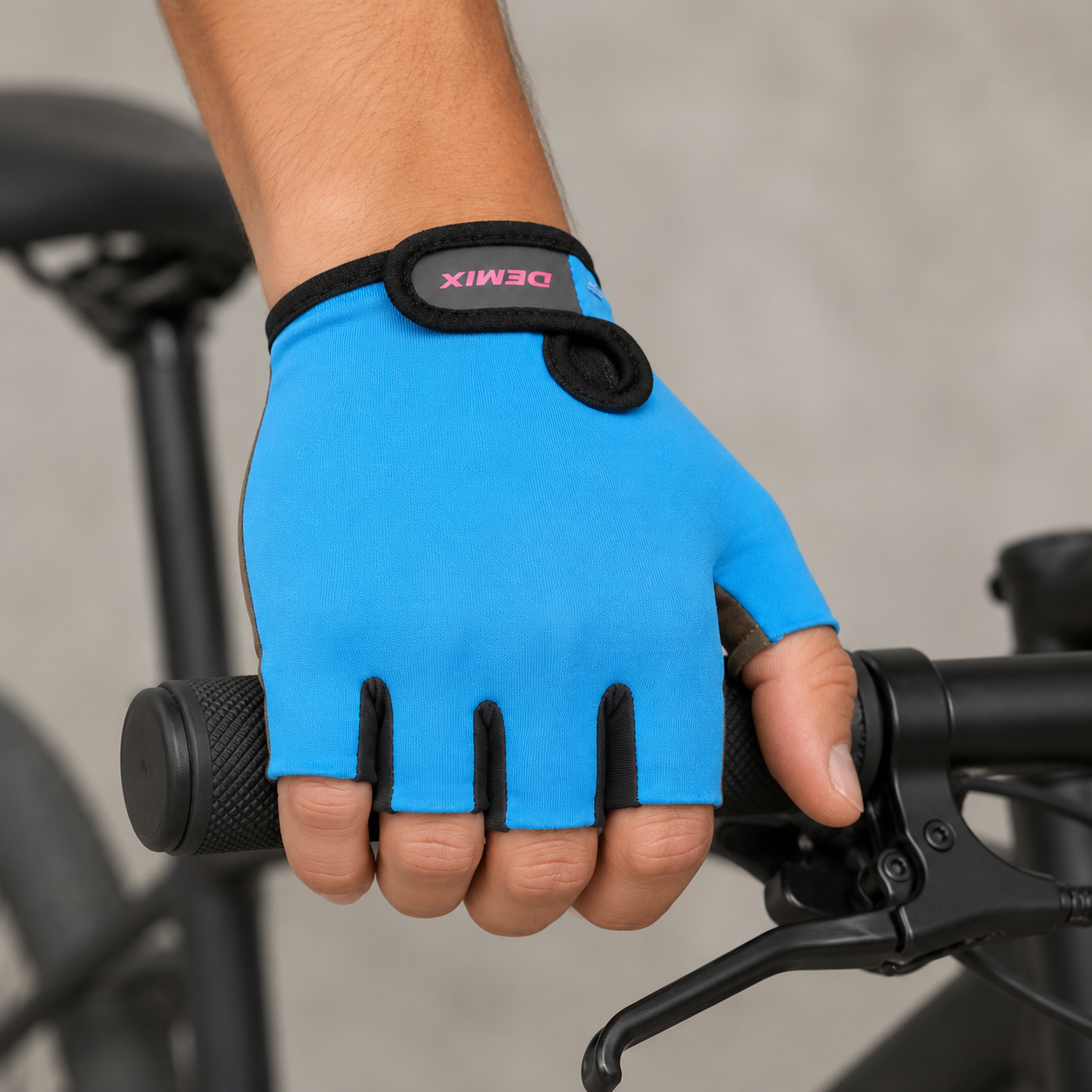 Guante corto ciclismo color azul claro con negro, interior piel