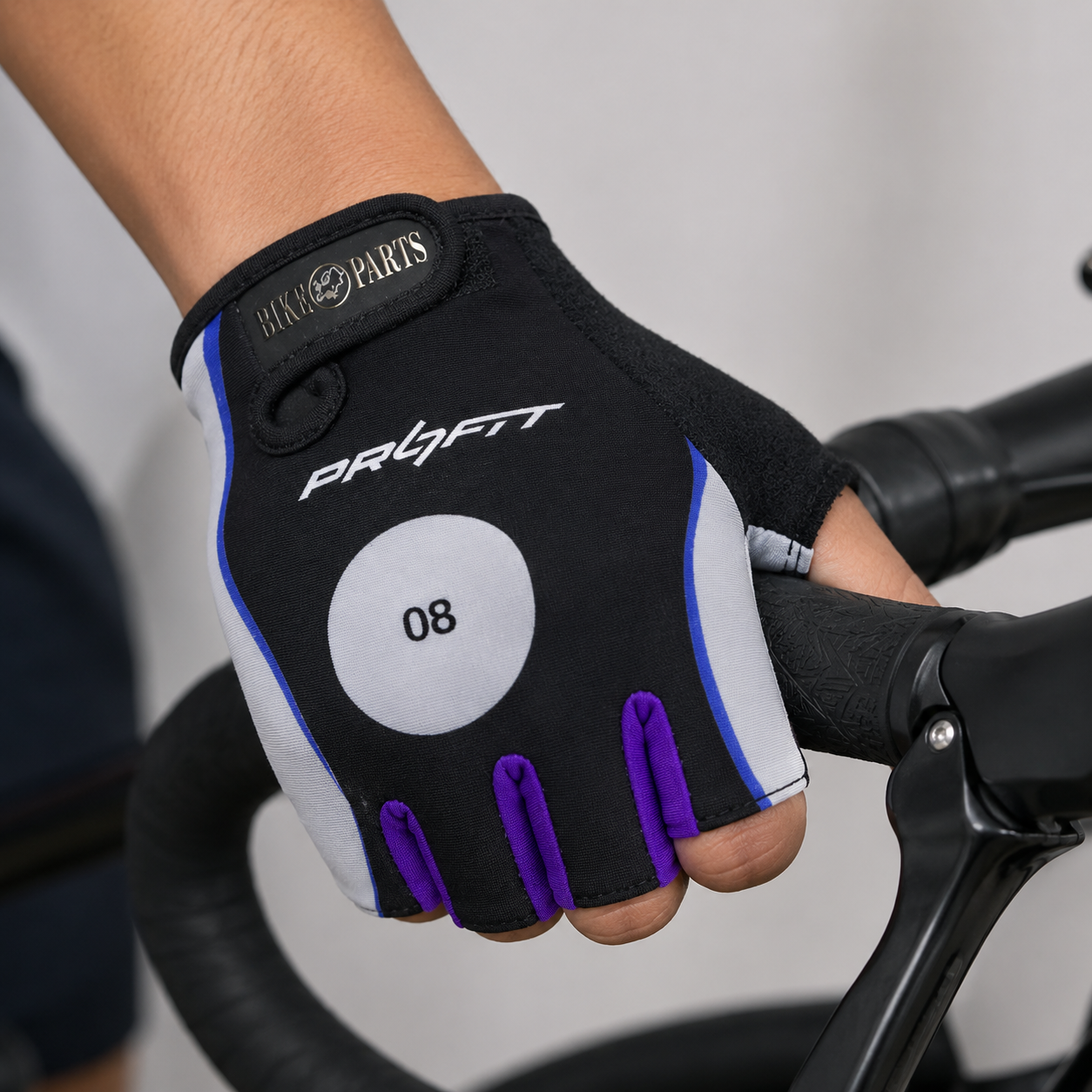 Guante corto ciclismo color estampado negro, lila y blanco con interior gris