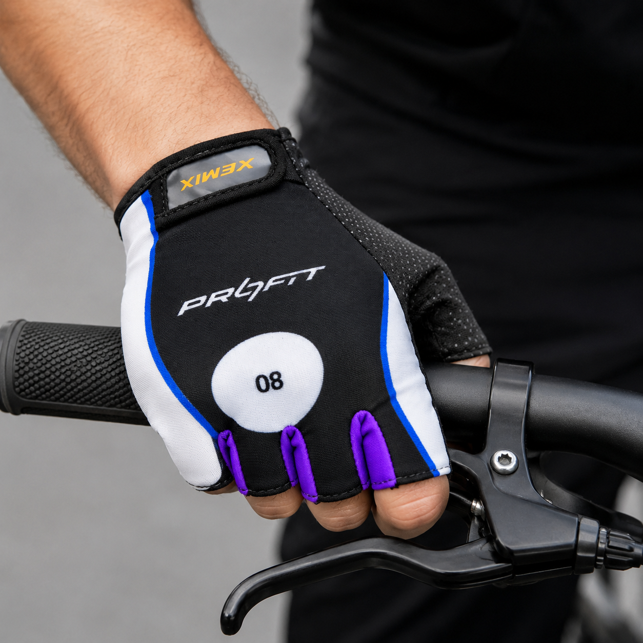 Guante corto ciclismo color estampado negro, lila y blanco con interior beige