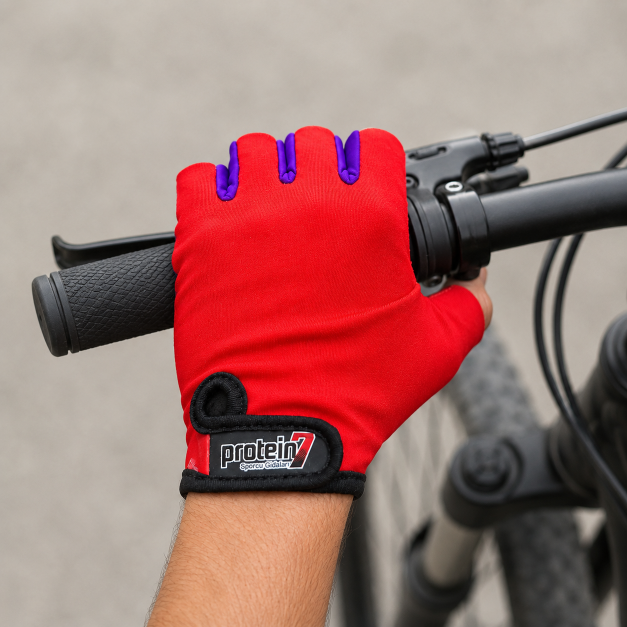 Guante corto ciclismo color rojo con dedos violeta