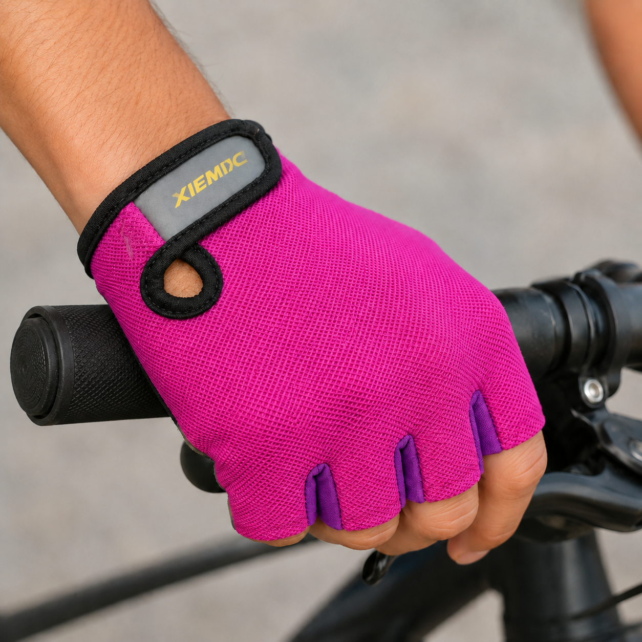 Guante corto ciclismo color fucsia oscuro y violeta texturado