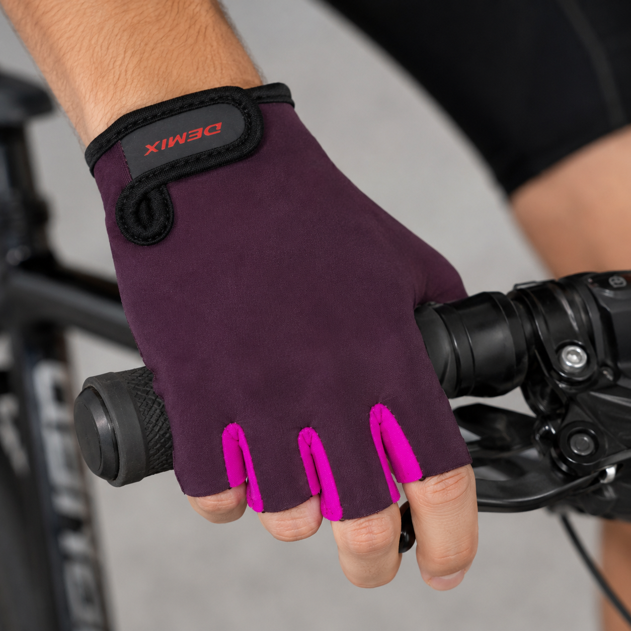 Guante corto ciclismo color morado y fucsia